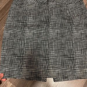 Express skirt. Black and white